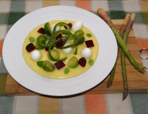 Tavolozza di polenta concia con verdure di stagione e uova di quaglia