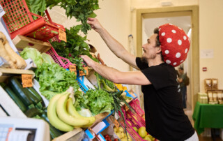 Banco di frutta e verdura biologica con produttore a Officinalia