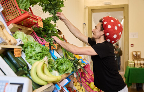 Banco di frutta e verdura biologica con produttore a Officinalia