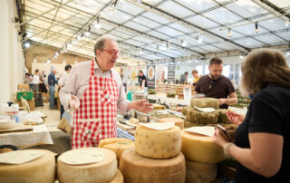 Formaggi biologici artigianali presentati dai produttori a Officinalia