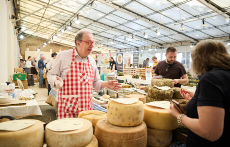 Formaggi biologici artigianali presentati dai produttori a Officinalia