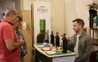 Degustazione guidata di olio extravergine di oliva biologico a Officinalia