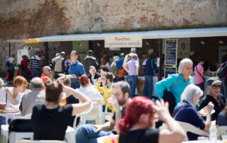 Area ristoro con cucina naturale e pubblico durante Officinalia