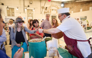 Degustazione di formaggi biologici con il pubblico a Officinalia