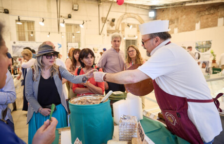 Degustazione di formaggi biologici con il pubblico a Officinalia