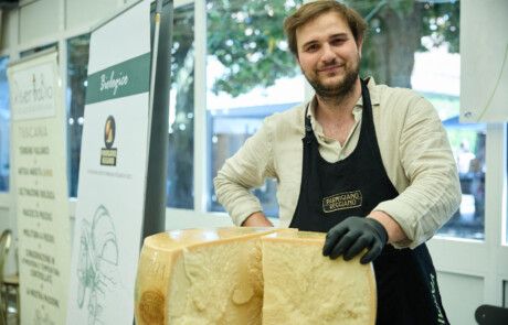 Produttore di parmigiano reggiano biologico allo stand durante Officinalia