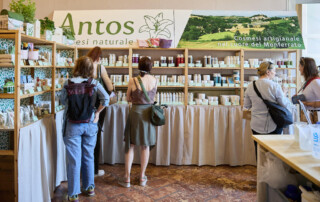 Stand di cosmesi naturale naturale biologica alla fiera Officinalia