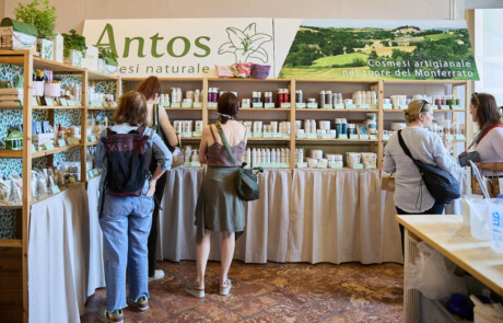 Stand di cosmesi naturale naturale biologica alla fiera Officinalia