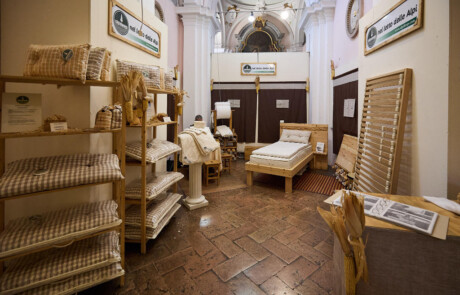 Stand di biancheria naturale e prodotti per la casa a Officinalia Belgioioso