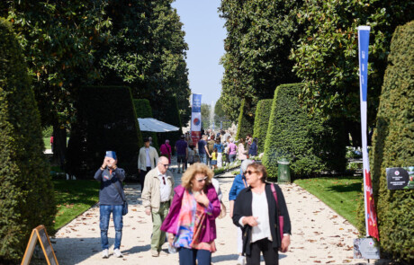 Visitatori alla fiera biologica Officinalia nel parco del Castello di Belgioioso