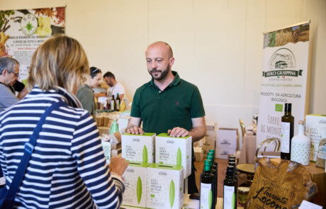 Olio extravergine di oliva biologico in vendita alla fiera Officinalia