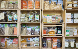 Pasta biologica artigianale e prodotti secchi in esposizione