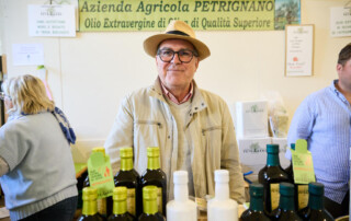 Produttore agricolo biologico allo stand durante Officinalia