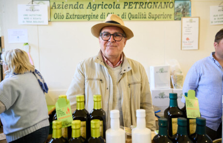 Produttore agricolo biologico allo stand durante Officinalia