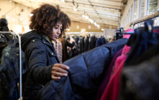 00002-Next-Vintage-Belgioioso-pubblico-stand-abbigliamento Pubblico tra gli stand di abbigliamento vintage durante la manifestazione al Castello di Belgioioso