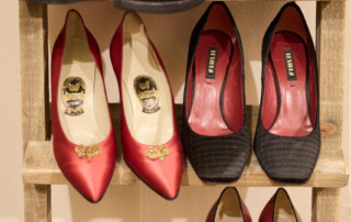 00003-Next-Vintage-Belgioioso-scarpe-epoca-accessori Scarpe d’epoca e accessori vintage esposti su scaffale in mostra
