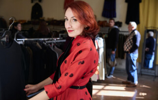 00006-Next-Vintage-Belgioioso-prova-abito-vintage Visitatrice prova un abito vintage tra gli stand della manifestazione