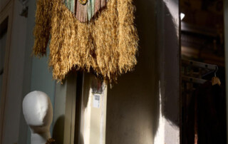 00007-Next-Vintage-Belgioioso-capo-vintage-esposizione Capo d’abbigliamento vintage esposto in luce naturale all’interno del Castello