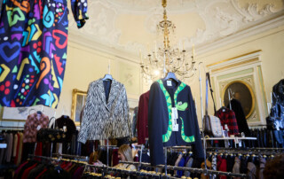 00011-Next-Vintage-Belgioioso-abbigliamento-vintage-sale Capi di abbigliamento vintage esposti su stand nelle sale del Castello di Belgioioso