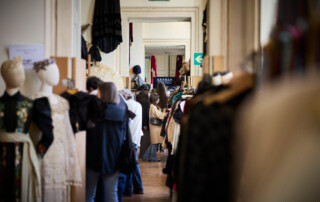 00017-Next-Vintage-Belgioioso-percorso-market-castello Pubblico che attraversa le sale del Castello tra stand di abbigliamento vintage