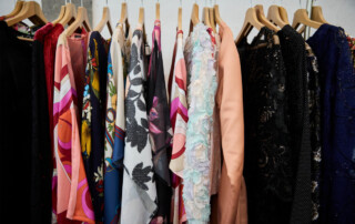 00018-Next-Vintage-Belgioioso-abiti-vintage-grucce Dettaglio di abiti vintage appesi su grucce all’interno della mostra