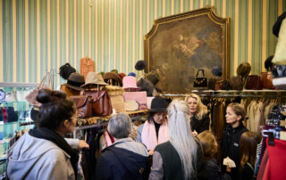 00019-Next-Vintage-Belgioioso-stand-borse-cappelli Area espositiva con borse, cappelli e accessori vintage durante la manifestazione