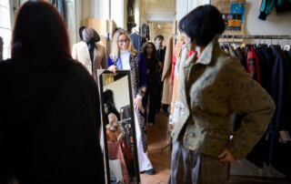 00020-Next-Vintage-Belgioioso-prova-abiti-specchio Visitatori provano abiti vintage davanti a uno specchio tra gli stand della mostra