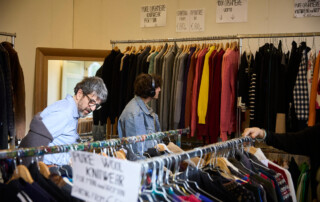 00021-Next-Vintage-Belgioioso-maglioni-cashmere-stand Visitatori tra stand di maglieria vintage in cashmere al Castello di Belgioioso