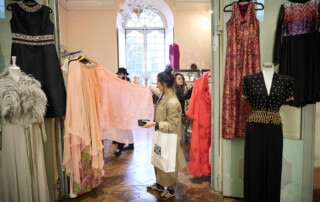 00026-Next-Vintage-Belgioioso-dimostrazione-acconciatura Abiti vintage esposti su stand all’interno delle sale del Castello