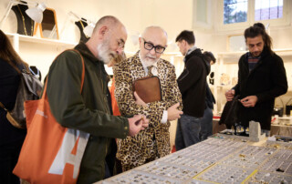 00027-Next-Vintage-Belgioioso-market-vintage-stand Visitatori osservano gioielli e accessori vintage esposti in vetrina