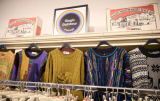 00028-Next-Vintage-Belgioioso-gioielli-accessori-vintage Maglioni vintage a fantasia esposti su grucce in stand espositivo