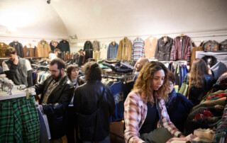 00029-Next-Vintage-Belgioioso-maglioni-fantasia-vintage Pubblico tra gli stand di abbigliamento vintage durante la mostra