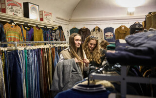 00030-Next-Vintage-Belgioioso-pubblico-stand-abbigliamento Ragazze tra gli stand di abbigliamento vintage durante il market