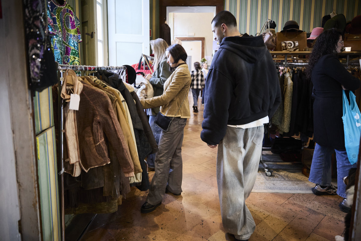 Visitatori alla mostra Next Vintage mentre scelgono capi d’abbigliamento vintage al Castello di Belgioioso